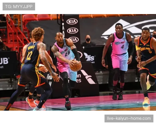 威金斯掩护为库里拉开空间 提升外线出手较上季明显